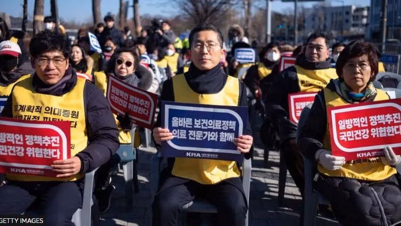 Các bác sỹ ở Seoul phản đối kế hoạch tăng số lượng của chính phủ. (Nguồn: Getty images)