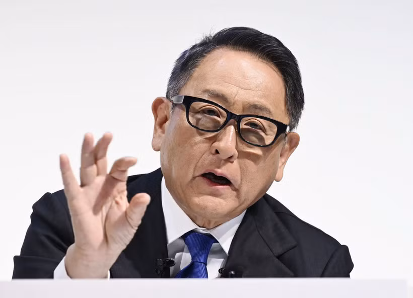 Chủ tịch Tập đoàn Toyota Motor Corp Akio Toyoda trong cuộc họp báo xin lỗi người tiêu dùng và các bên liên quan trong vụ gian lận giấy chứng nhận đối với 7 mẫu xe của hãng, tại Tokyo ngày 3/6. (Ảnh: Kyodo/TTXVN)