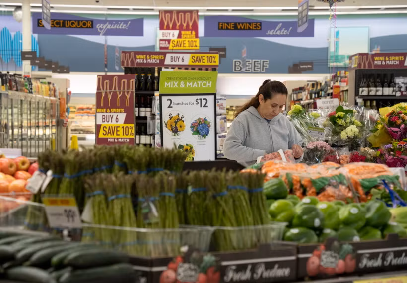 Người dân mua sắm tại siêu thị ở San Mateo, California, Mỹ. (Ảnh: THX/TTXVN)