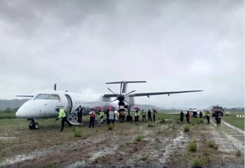 Máy bay dừng trên bãi cỏ phía ngoài đường băng bêtông. (Ảnh: rappler)