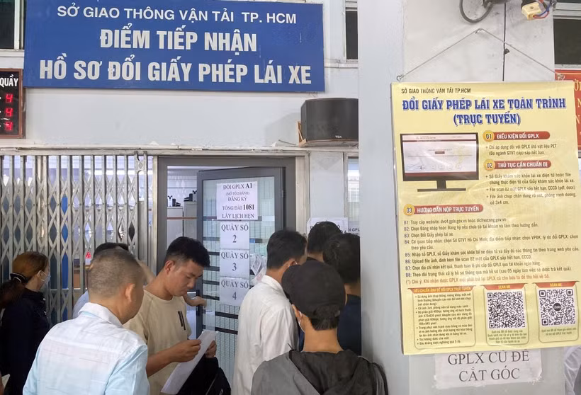 Người dân đến làm thủ tục cấp đổi giấy phép lái xe. (Ảnh: TTXVN phát)