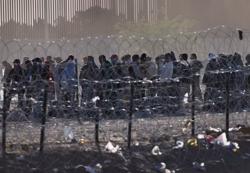 Người di cư từ Ciudad Juarez, Mexico chờ được vào bang Texas, Mỹ. (Ảnh: AFP/TTXVN)