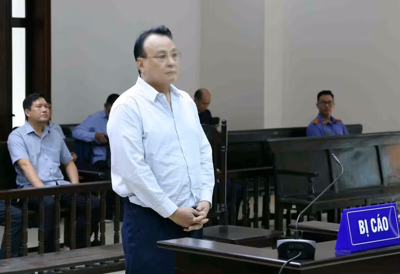 Bị cáo Đỗ Anh Dũng, Chủ tịch Tập đoàn Tân Hoàng Minh khai báo trước tòa. (Ảnh: Phạm Kiên/TTXVN)