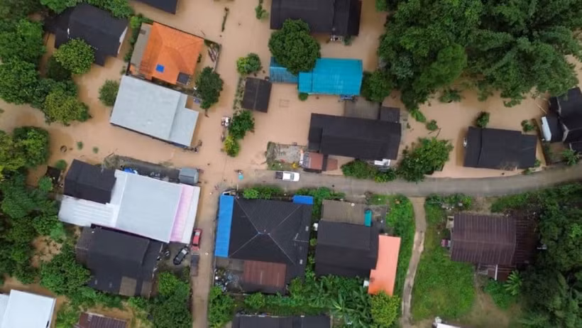 Lũ lụt ảnh hưởng đến hàng nghìn hộ gia đình. (Ảnh: Reuters)