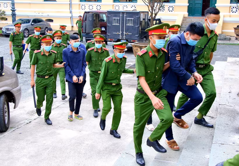 Các bị cáo được dẫn giải tới phiên tòa ngày 19/11/2020. (Ảnh: Thành Chung/TTXVN)