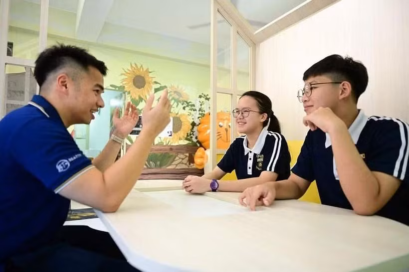 Giáo viên cùng các học sinh mặc áo phông polo của Trường Trung học Beatty. (Nguồn: straits times)