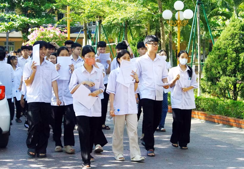 Thí sinh tại điểm thi trường THPT Đào Duy Từ (thành phố Đồng Hới, tỉnh Quảng Bình). (Ảnh: Tá Chuyên/TTXVN)
