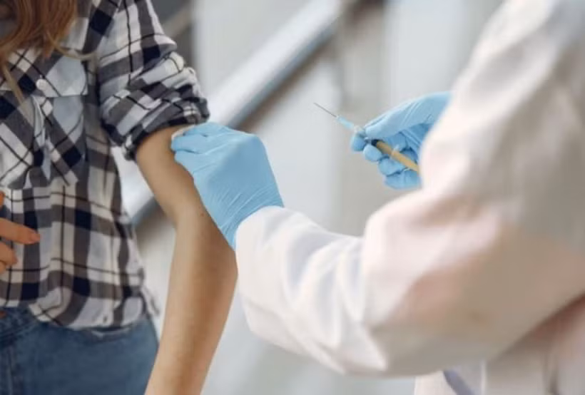 Tiêm chủng vaccine ngừa COVID-19. (Nguồn: mobihealthnews)