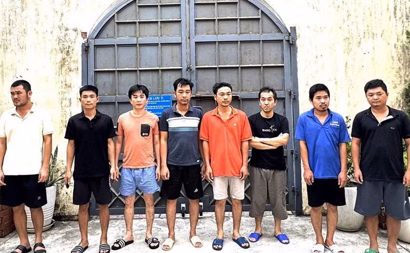 8 đối tượng trong đường dây cá độ bóng đá liên tỉnh bị bắt giữ.. (Ảnh: Báo Hà Tĩnh)
