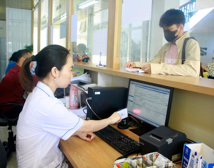 Khám chữa bệnh bảo hiểm y tế bằng căn cước công dân gắn chíp tại Trung tâm Y tế huyện Gia Viễn, tỉnh Ninh Bình. (Ảnh: Thùy Dung/TTXVN)