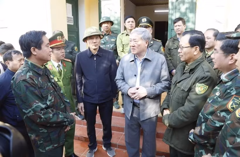 Ủy viên Bộ Chính trị Nguyễn Hòa Bình động viên các lực lượng tham gia chữa cháy rừng. (Ảnh: Quốc Khánh/TTXVN)