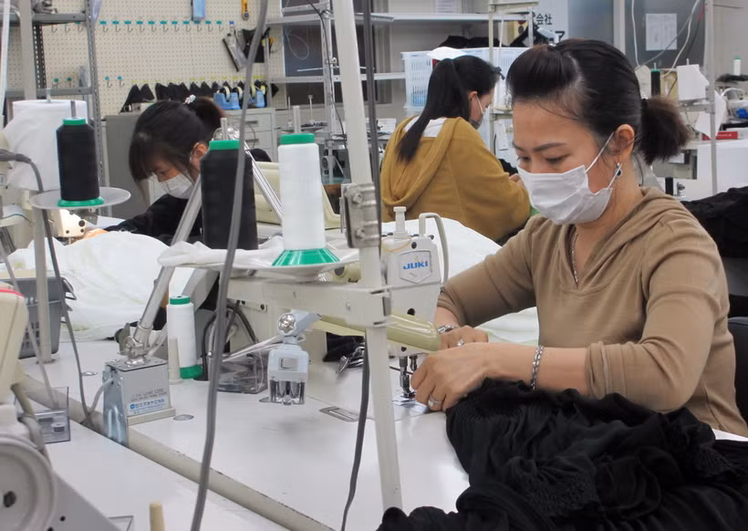 Thực tập sinh Việt Nam tại Công ty TNHH Mishow (Tokyo). (Ảnh: Đào Thanh Tùng/TTXVN)