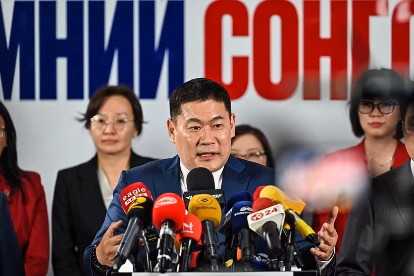 Thủ tướng Mông Cổ, ông Luvsannamsrain Oyun-Erdene (phía trước) trong cuộc họp báo tuyên bố chiến thắng của đảng MPP tại thủ đô Ulaanbaatar, ngày 29/6. (Ảnh: Aaljazeera.com/TTXVN)