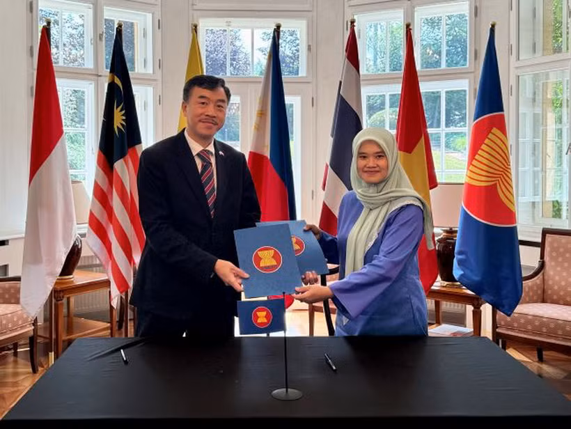 Lễ bàn giao vai trò Chủ tịch luân phiên ACP từ Đại sứ Malaysia Suzilah Mohd Sidek sang Đại sứ Việt Nam Dương Hoài Nam. (Ảnh: Đại sứ quán Việt Nam tại Prague)