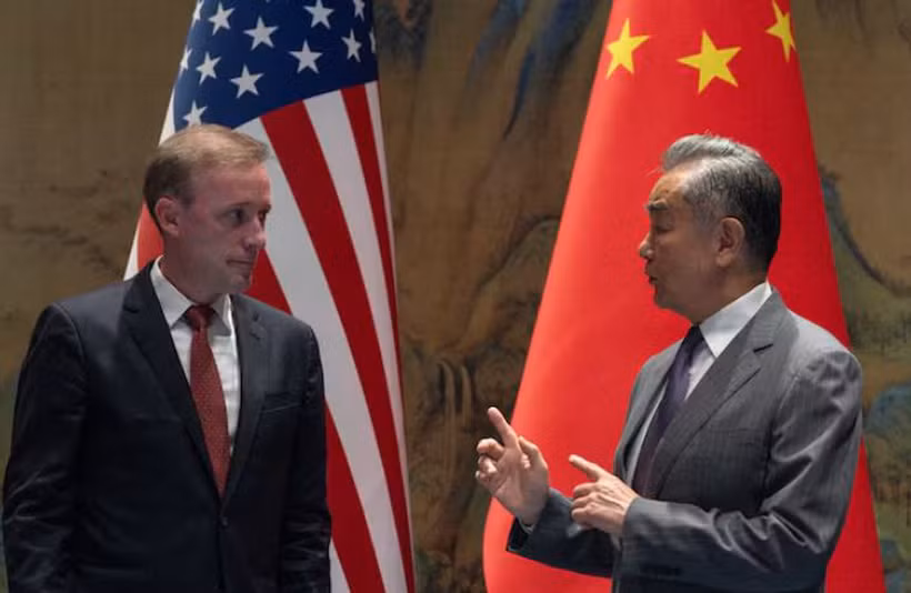 Bộ trưởng Ngoại giao Trung Quốc Vương Nghị và Cố vấn An ninh quốc gia Mỹ Jake Sullivan. (Ảnh: Reuters)