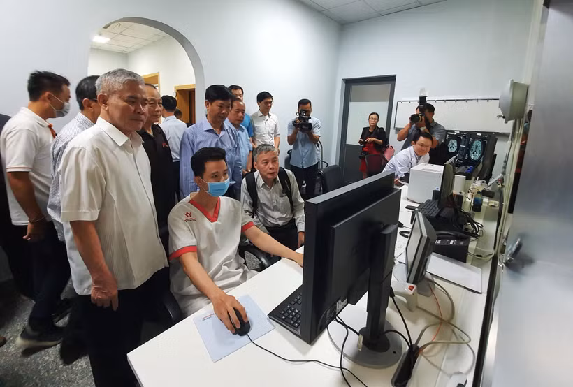 Các bác sỹ thao tác trên hệ thống máy cộng hưởng từ MAGNETOM Lumina, máy chụp mạch máu xóa nền DSA Artis ICONO thế hệ mới. (Ảnh: Ánh Tuyết/TTXVN)