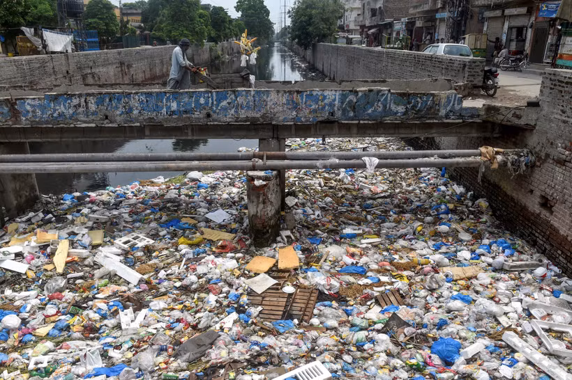 Rác thải nhựa tràn ngập tại Lahore, Pakistan. (Ảnh: AFP/TTXVN)
