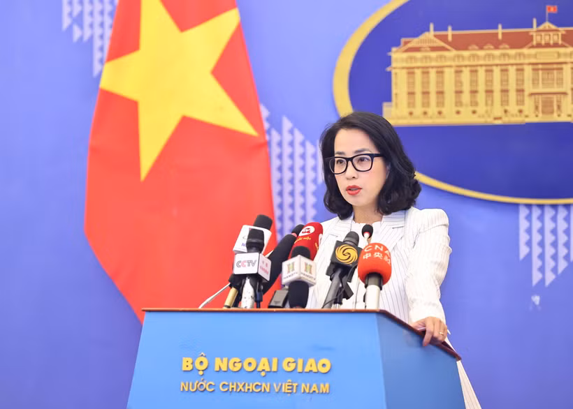 Người phát ngôn Bộ Ngoại giao Phạm Thu Hằng chủ trì họp báo thường kỳ tháng 6/2024. (Ảnh: Minh Đức/TTXVN)