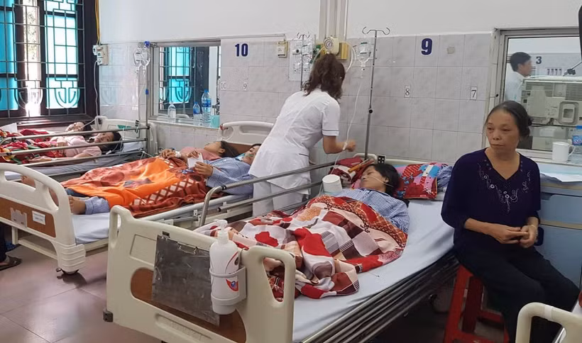 Các nạn nhân được điều trị tại Bệnh viện đa khoa tỉnh Nam Định. (Ảnh: Công Luật/TTXVN)