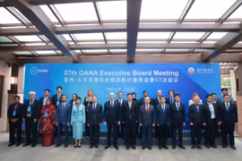 Các đại biểu tham dự Hội nghị Ban chấp hành OANA chụp ảnh lưu niệm tại sự kiện. (Ảnh: Xinhua)