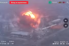 Khoảnh khắc bom Nga "thổi" bay cụm mục tiêu kiên cố nằm trên đất Ukraine