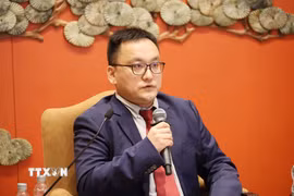 Giáo sư Trịnh Hoàn, Ban Nghiên cứu xây dựng Đảng trường Đảng Trung ương Trung Quốc trả lời câu hỏi của phóng viên TTXVN tại Bắc Kinh về quan hệ giữa hai Đảng Cộng sản Việt Nam và Trung Quốc hiện nay. (Ảnh: Công Tuyên/TTXVN)