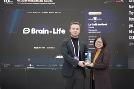 Đại diện Brain-Life nhận giải tại FIX 2026. (Ảnh: AVING News)