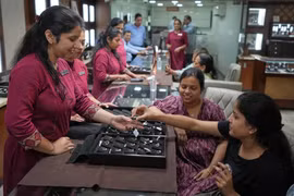Hoạt động kinh doanh nhẫn kim cương ở Ahmedabad, Ấn Độ. (Ảnh: Al Jazeera)