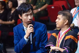 Djrueng trong buổi giao lưu Theo ánh bình minh do kênh QPVN tổ chức.