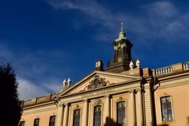 Viện Hàn lâm Khoa học Hoàng gia Thụy Điển tại Stockholm đã công bố giải Nobel Y Sinh năm 2026. (Ảnh: Canva)