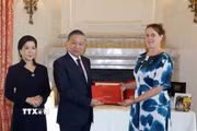 Tổng Bí thư, Chủ tịch nước Tô Lâm và Phu nhân Ngô Phương Ly tặng sách cho Thư viện Hoàng gia Bỉ. (Ảnh: Thống Nhất/TTXVN)
