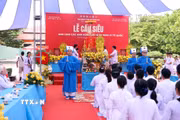 Quang cảnh lễ cầu siêu các Anh hùng liệt sỹ tại Công viên Lê Thị Riêng. (Ảnh: Xuân Khu/TTXVN)