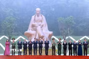 Tổng Bí thư, Chủ tịch nước Tô Lâm và các đại biểu tại Lễ khánh thành Tượng đài “Bác Hồ với Ngày hội non sông”. (Ảnh: Thống Nhất/TTXVN)
