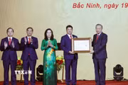 Tổng Bí thư, Chủ tịch nước Tô Lâm trao Nghị quyết của Quốc hội về việc thành lập thành phố Bắc Ninh cho lãnh đạo Thành phố. (Ảnh: Thống Nhất/TTXVN)