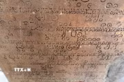 Những dòng chữ Phạn cổ trên tấm bia ký chứa đựng thông tin về quá trình hình thành Di tích Quốc gia Đặc biệt Phật viện Đồng Dương vào năm 875. (Ảnh: Đỗ Trưởng/TTXVN)