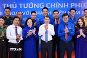 Thủ tướng Lê Minh Hưng và các đại biểu tham dự đối thoại với thanh niên năm 2026. (Ảnh: Dương Giang/ TTXVN)
