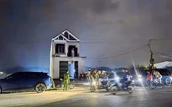 Cận cảnh vụ bắt giữ hai người đàn ông cầm hung khí kiếm, gậy gỗ cố thủ trên nóc nhà