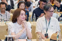Diễn viên, đạo diễn và nhiều cơ quan Thông tấn, báo chí và truyền thông tham gia sự kiện họp báo. (Ảnh: Thanh Phong/Vietnam+)