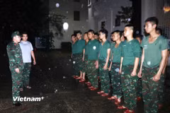 Gần 1h sáng ngày 30/10, Đại tá Trần Hữu Ích – Chỉ huy trưởng Bộ Chỉ huy Quân sự thành phố Đà Nẵng ban hành lệnh khẩn cấp điều động lực lượng cơ động cứu dân trong đêm. (Ảnh: PV/Vietnam+)