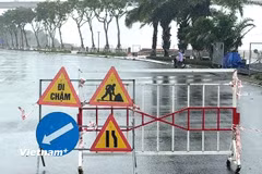 Chính quyền phường Hải Châu nhanh chóng tổ chức cảnh báo và hạn chế giao thông khu vực đường Như Nguyệt. (Ảnh: Thanh Phong/Vietnam+)