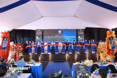 Các đại biểu thực hiện nghi thức cắt băng khánh thành nhà máy sản xuất và ứng dụng Graphene. (Ảnh: Sỹ Thắng/TTXVN)