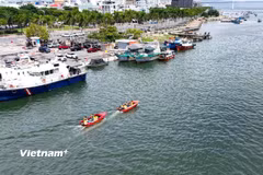 Bộ chỉ huy quân sự thành phố Đà Nẵng luyện tập cứu hộ và lai dắt phương tiện gặp nạn trên sông Hàn. (Ảnh: Thanh Phong/Vietnam+)