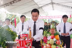 Ủy viên Trung ương Đảng, Bí thư Thành ủy Đà Nẵng Lê Ngọc Quang (ở giữa) thắp hương tri ân các anh hùng liệt sĩ. (Ảnh: PV/Vietnam+)