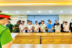 Cơ quan cảnh sát điều tra Công an thành phố Đà Nẵng đọc lệnh bắt tạm giam các đối tượng. (Nguồn: Công an thành phố Đà Nẵng)