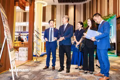 Đoàn đại biểu đại diện lãnh đạo thành phố Đà Nẵng tham quan các gian hàng tại Horecfex 2026. (Ảnh: Thanh Phong/Vietnam+)