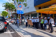 Đoàn công tác do Chủ tịch Ủy bân nhân dân thành phố Đà Nẵng Nguyễn Mạnh Hùng kiểm tra đột xuất công tác chống ngập tại khu vực trung tâm Đà Nẵng. (Ảnh: Thanh Phong/Vietnam+)