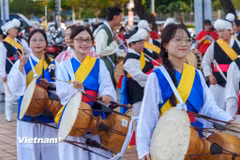 Nét xinh đẹp của thiếu nữ Việt Nam trong trang phục Hanbok hòa cùng điệu múa quạt. (Ảnh: Thanh Phong/Vietnam+)