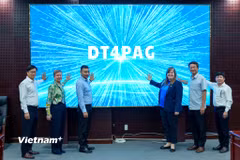 Các đại biểu ấn nút ra mắt 2 ứng dụng quản lý nhà công sản (PBMS) cấp thành phố và ứng dụng quản lý không gian tích hợp (SIMP) cấp phường. (Ảnh: Thanh Phong/Vietnam+)