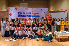 Triển lãm "Phụ nữa trong khoa học" thu hút đông đảo học sinh, sinh viên Đà Nẵng tham gia. (Ảnh: Thanh Phong/Vietnam+)