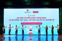 Kiosk thông minh, hỗ trợ người dân xác thực thông tin giấy tờ gốc hoàn toàn tự động và chỉ mất có 3 phút xử lý cho 1 giấy tờ. (Ảnh: Thanh Phong/Vietnam+)